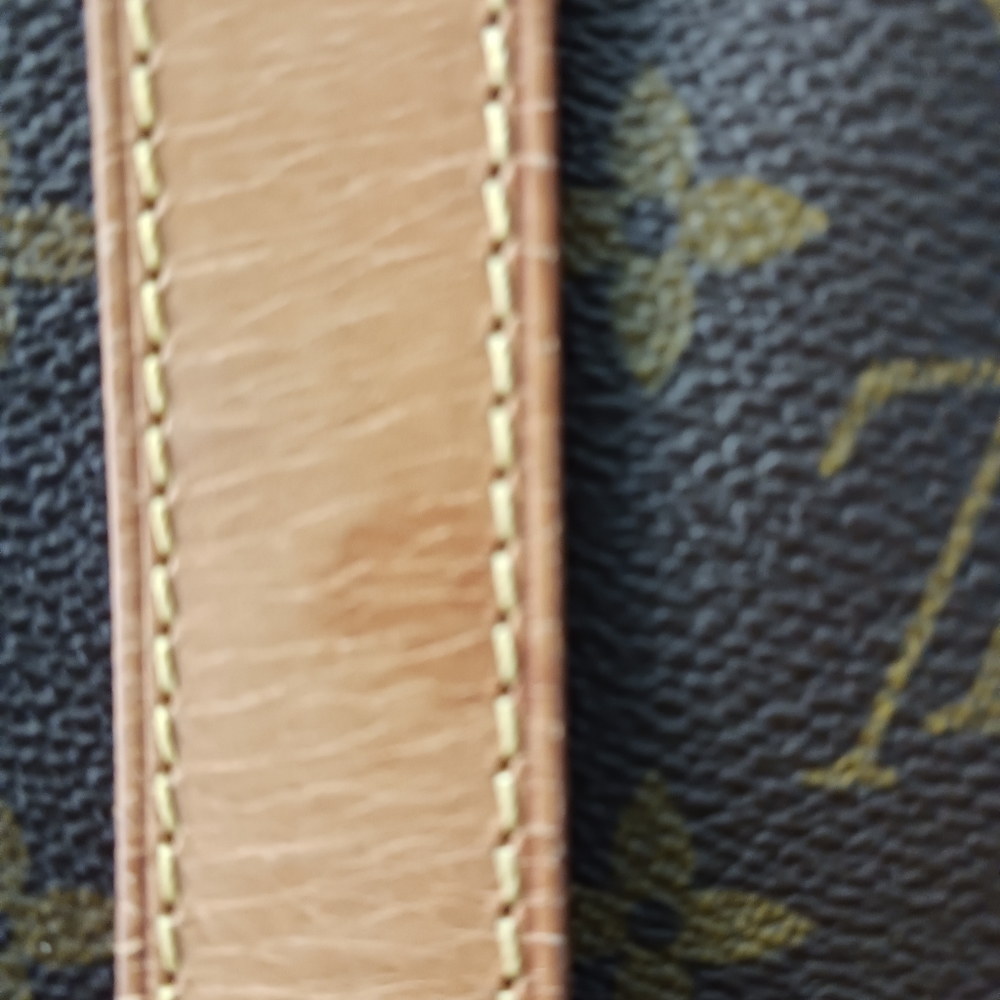 "AUTHENTICATED"Louis Vuitton Saumur Crossbody Bag. - Picture 14 of 16